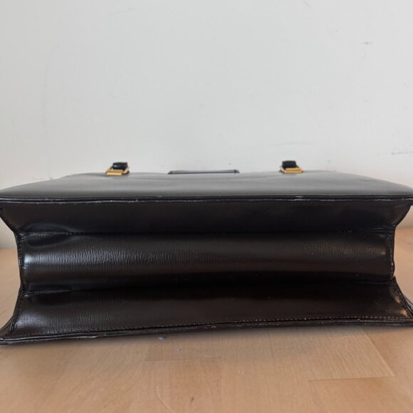 1960s vintage faux leather handbag with interesting clasp - Picture 8 of 8